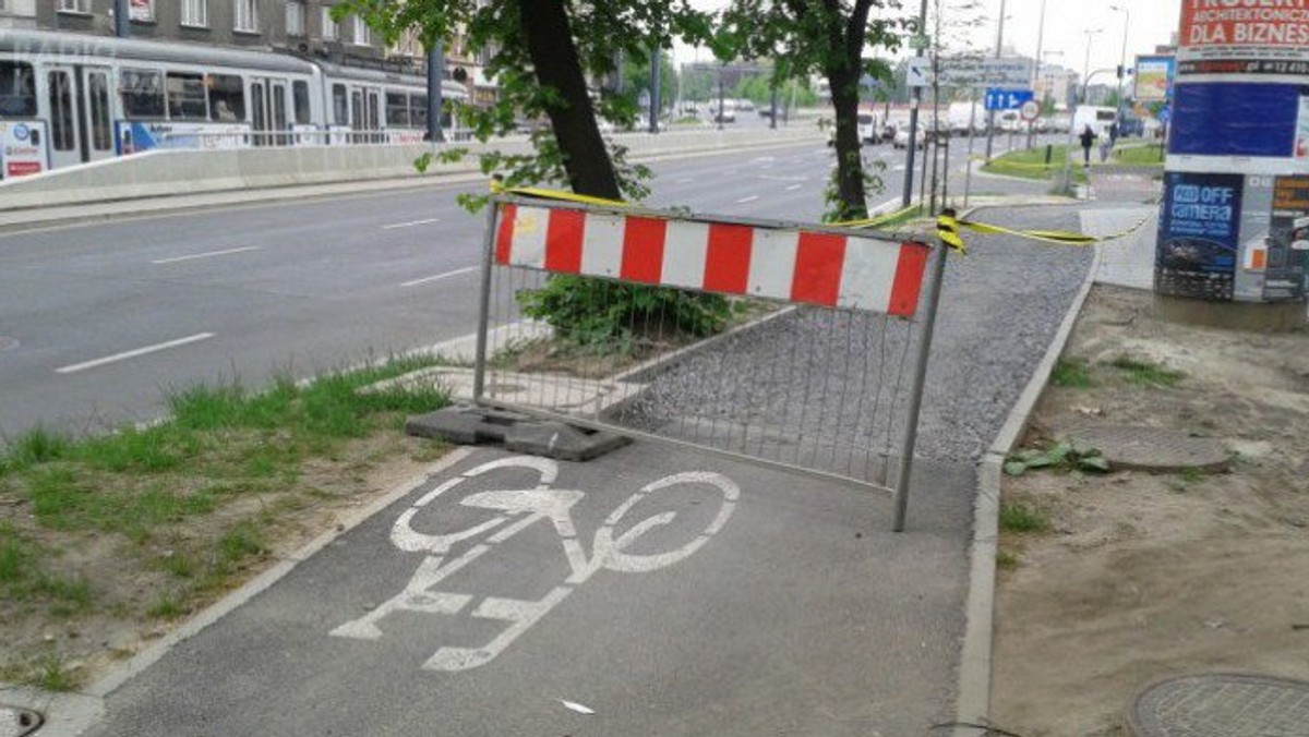 Nieprzejezdny dotychczas odcinek ścieżki rowerowej na ul. Mogilskiej został udrożniony. Dzisiaj brakujący fragment został zabezpieczony rodzajem "tymczasowego asfaltu", po którym można jeździć na rowerze.