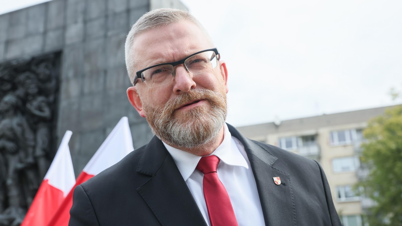 Fire extinguisher, gas chambers and "God bless you". This is who Grzegorz Braun is