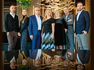 Rodzina Binkowskich – od lewej stoją – Bartosz, Joanna, Ryszard, Wiesława, Dorota, Jarosław i Mateusz – zgodnie rozwija biznes od lat 80.