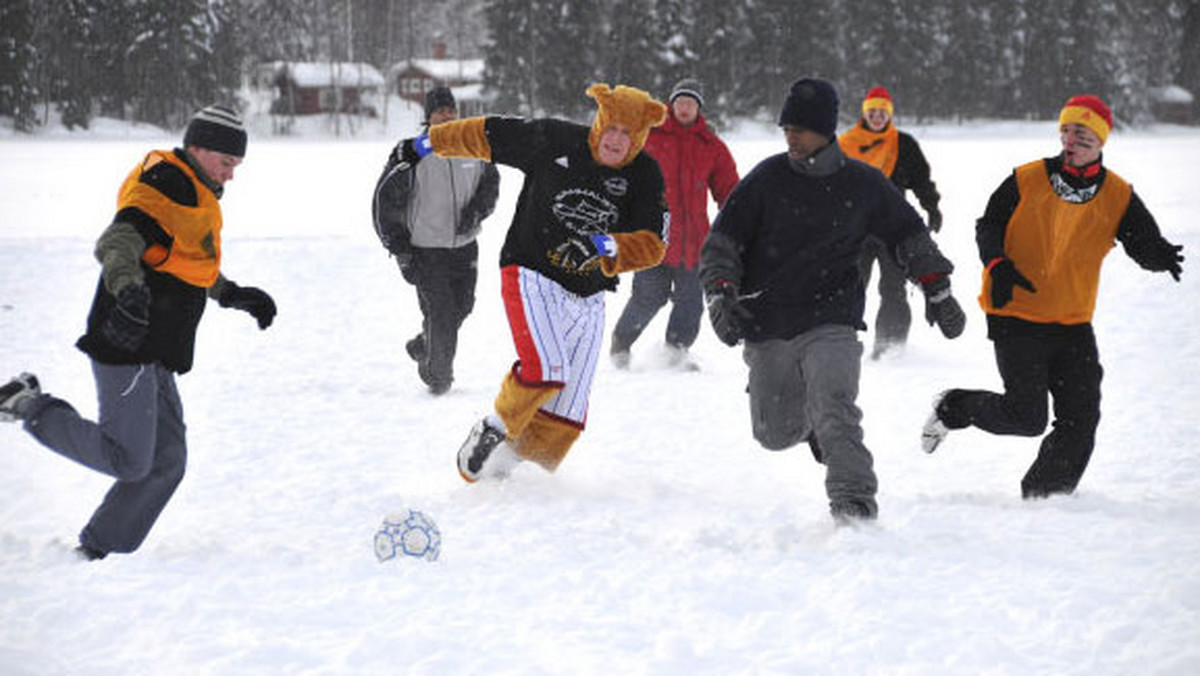 Finowie słyną z wymyślania i rywalizowania w "dziwnych" sportach, więc i te zawody nie powinny dziwić. W dniach 5-6 lutego w miejscowości Ukkohalla rozegraną zostaną kolejne Mistrzostwa Świata w Piłkę Nożną na Śniegu.