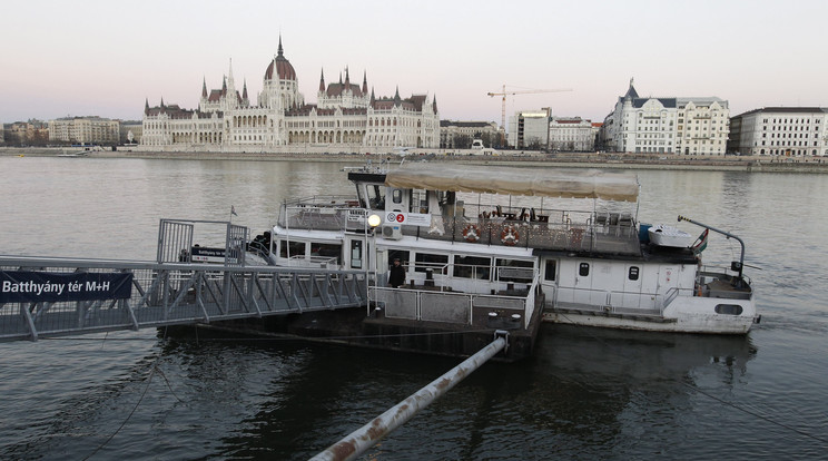Metrópótló hajó áll a Dunán /Fotó: MTI Szigetváry Zsolt