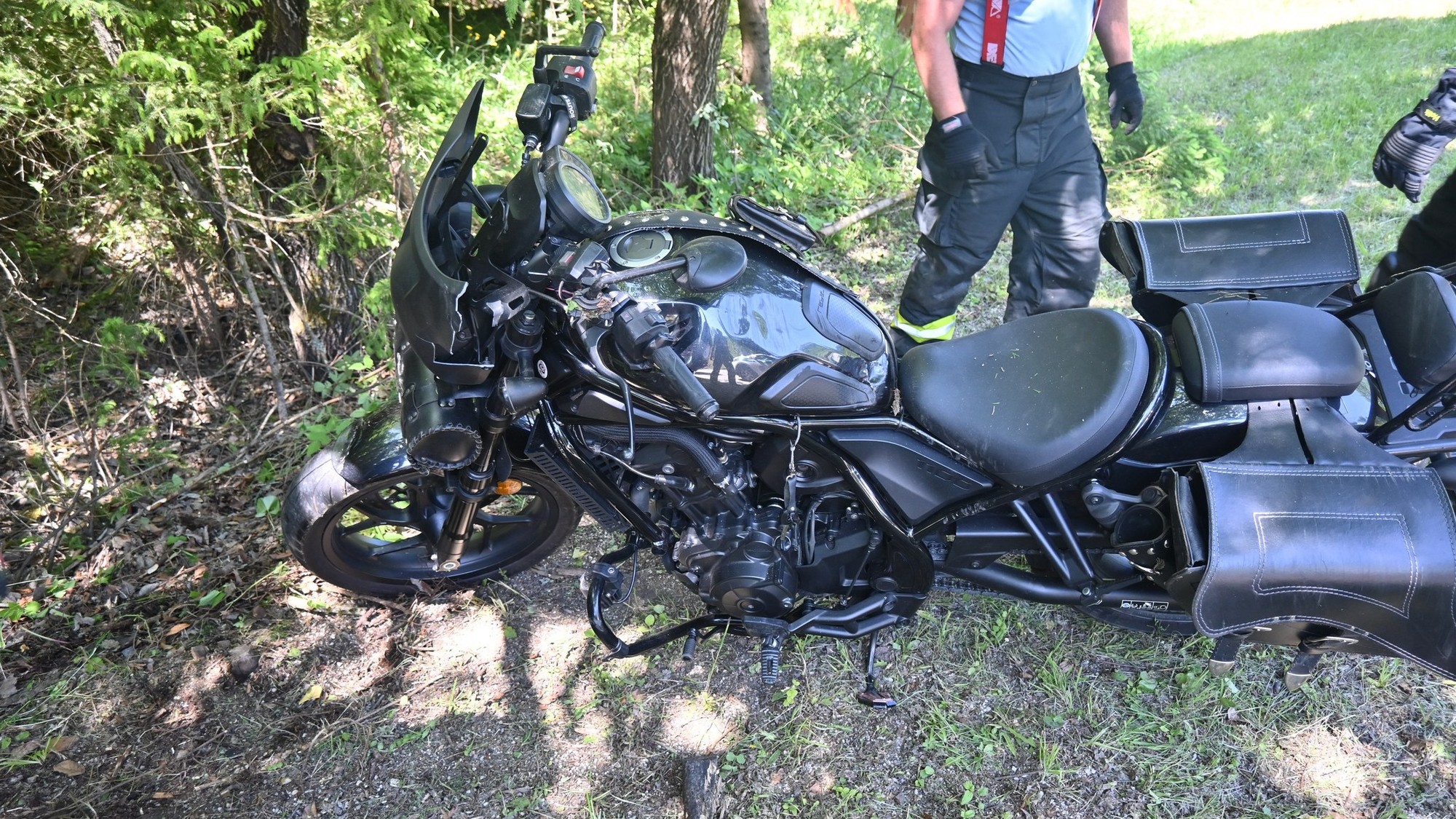 Motocyklista havaroval v Čičmanoch, do nemocnice ho viezol vrtuľník