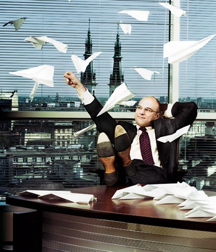 PIOTR KAMIŃSKI,
PREZES ZARZĄDU BANKU POCZTOWEGO. Musimy szanować naszą matkę, pocztę, bo ona jest dla nas najlepsza, choćby w istocie nie była najpiękniejsza. / Trzeba pracować z ludźmi, więcej od nich oczekiwać, raczej prowadzić i decydować, a nie robić za nich.