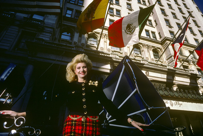 Ivana Trump przed hotelem Plaza w Nowym Jorku, właśnie kupionym przez jej męża. Manhattan, 1987 r. 