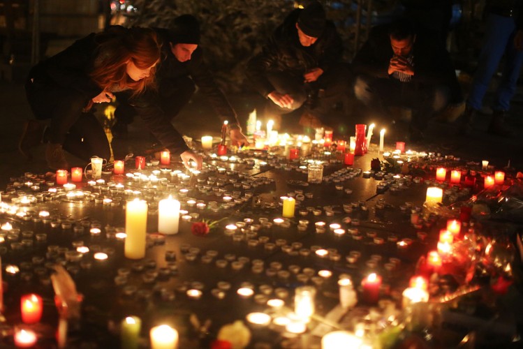 Hołd dla ofiar ataku na redakcję tygodnika 'Charlie Hebdo'