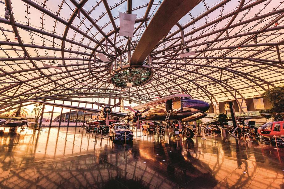 Na lotnisku w Salzburgu Red Bull postawił futurystyczny Hangar-7. Można tam oglądać historyczne egzemplarze samolotów i helikopterów, w tym Douglasa DC-6B, którym latał jugosłowiański przywódca Josip Broz Tito.