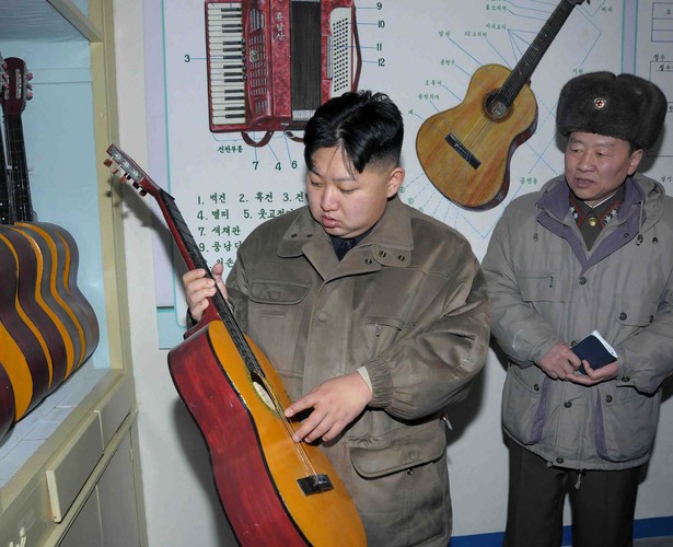 Kim Dzong Un patrzy na gitarę