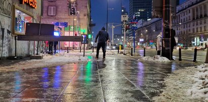 IMGW ostrzega przed tym, co stanie się na drogach i chodnikach. Trzeba uważać