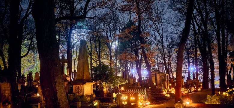 Przewodniczący Episkopatu o 1 listopada. Apeluje o rozłożenie nawiedzania grobów na kilka dni