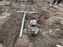 Cenny skarb pod nawierzchnią drogi. W skrzyniach przedmioty z II wojny światowej