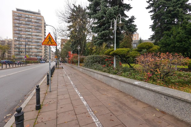 Ul. Wiejska w Warszawie. Zdemontowano barierki, stojące tu od grudnia 2016 r., odgradzające budynki parlamentu od okolicznych ulic.