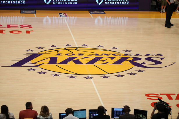 Logo Los Angeles Lakers na parkiecie w hali Staples Center w Los Angeles