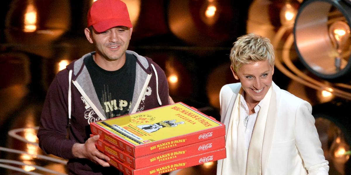 Brad Pitt wcina pizzę