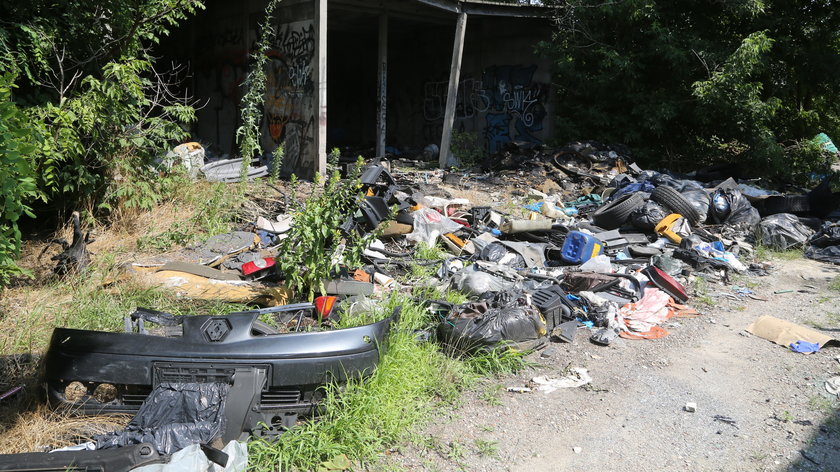 W centrum Białołęki straszy dzikie wysypisko śmieci