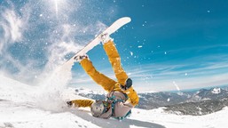 wyjazdy na stoki i do ciepłych krajów – o czym pamiętać, wybierając po