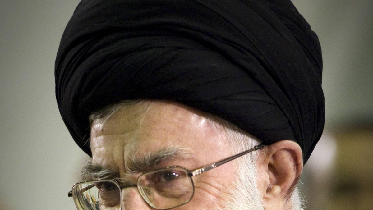 Duchowy przywódca Iranu ajatollah Ali Chamenei powiedział w środę, że jego kraj jest "odporny na zachodnie sankcje" i będzie w stanie rozwijać się technologocznie pomimo odwetowych posunięć. Od 1 lipca w UE obowiązuje całkowity zakaz importu ropy z Iranu.