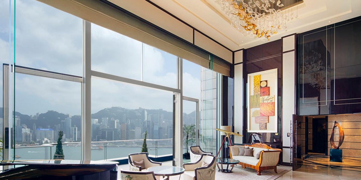 Arrive to The Peninsula Hong Kong in style through the hotel's luxury car service.