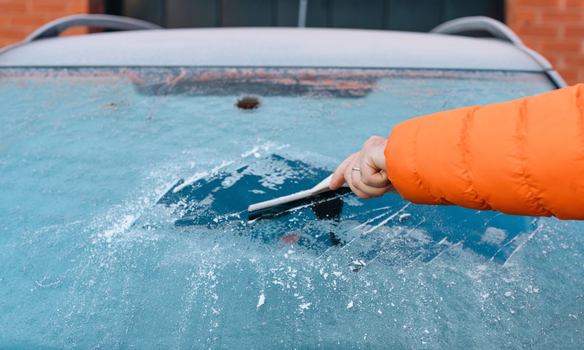 Masz dość skrobania rano szyb w aucie? Kup ten gadżet za 15 zł. Jest genialny!