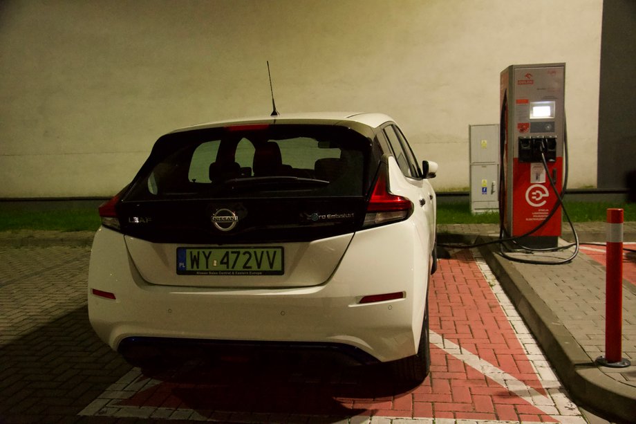 Postój przy stacji ładowania na stacji PKN Orlen w Łodzi. Wówczas była jeszcze bezpłatna. 