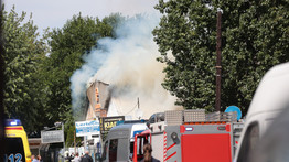 Óriási lángokkal ég egy raktárépület a XIV. kerületben – helyszíni fotók