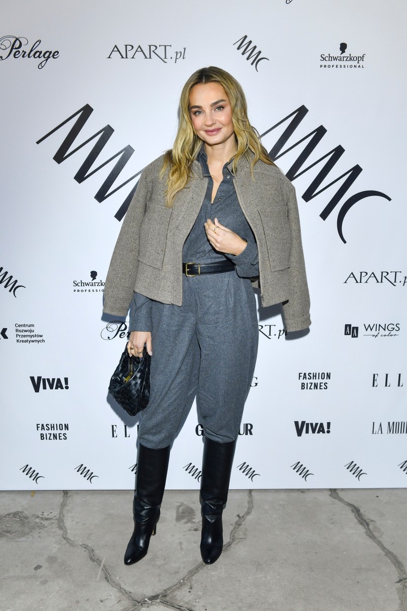 Stylizacja Małgorzaty Sochy: czarne kozaki z szarymi spodniami