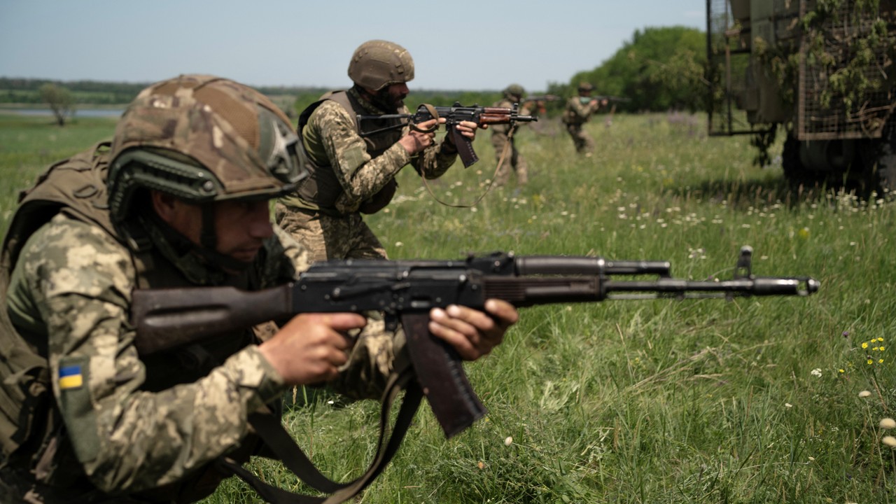 "Wielka armia radziecka pokonuje małą armię radziecką". Ukraina wraca do starych praktyk i przegrywa na polu bitwy. "Sytuacja zbliża się do granic absurdu"