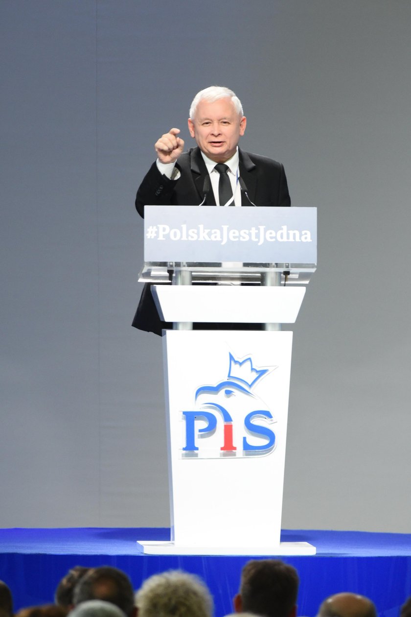 Kaczyński na kongresie gani i chwali ministrów! 