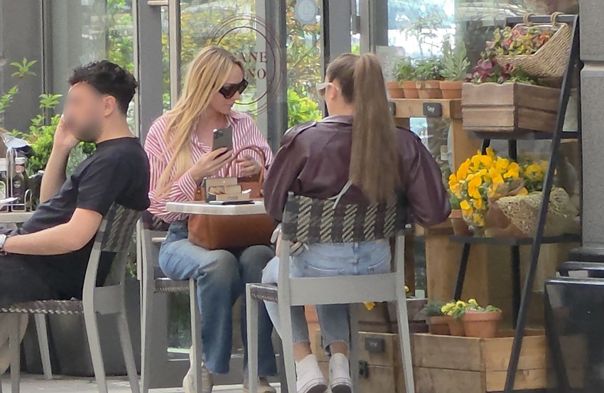 Luna i Anabela u kafiću