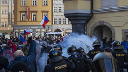 Elegük lett: Prágában a korlátozások ellen tüntettek több százan