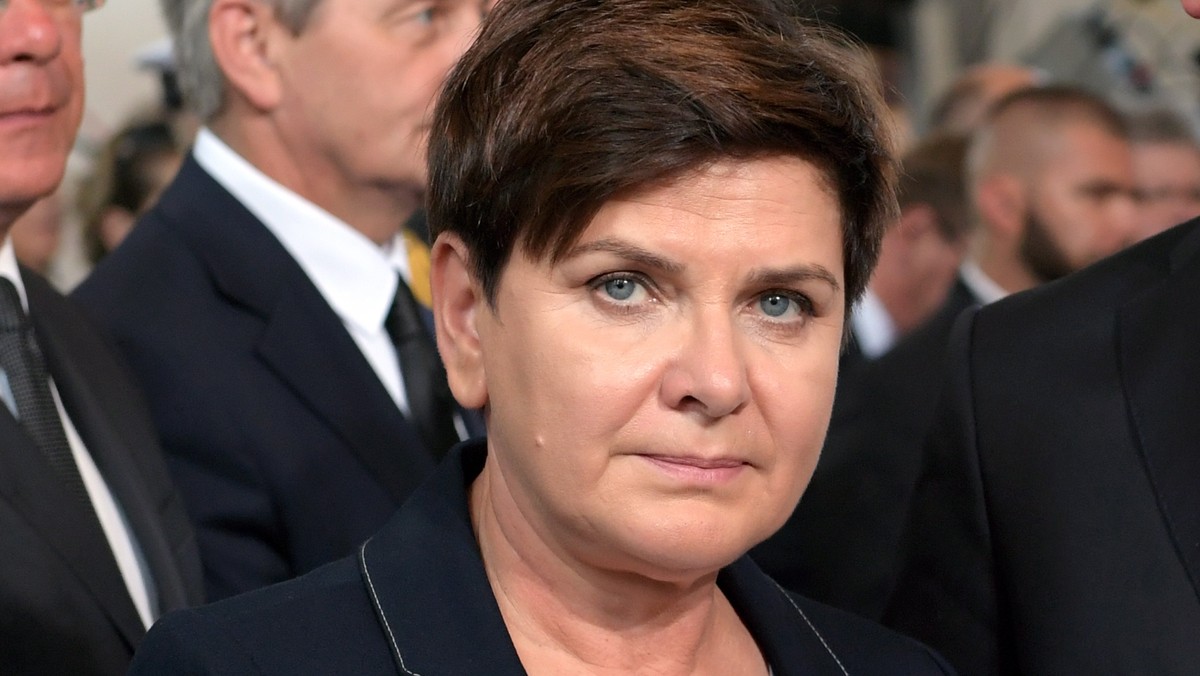 W rozmowie z portalem "wPolityce" Beata Szydło opowiedziała o szczegółach rozmowy z Angelą Merkel. - Moim zdaniem kanclerz wie, że jeśli ktoś spróbuje rozegrać tę partię z pominięciem Polski i Europy Środkowej, to to się nie uda - mówiła Szydło. Polska premier zwróciła także uwagę niemieckiej kanclerz na problem odbierania dzieci polskim rodzinom przez niemieckie urzędy.