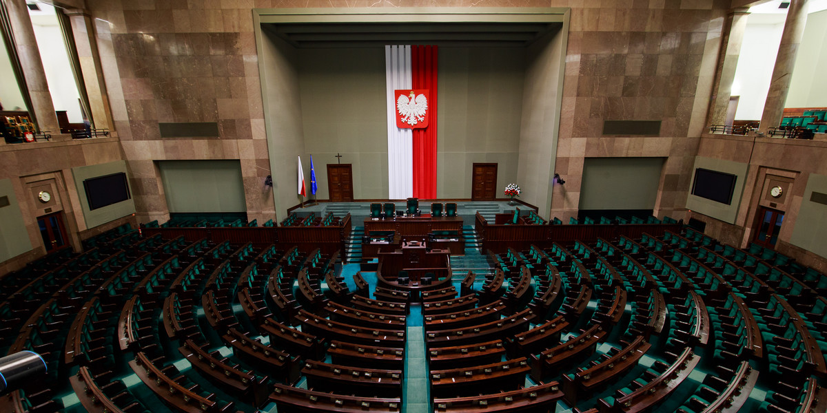 Sejm musi uchwalić w grudniu ważne przepisy, bo będzie to drogo kosztowało państwo i biznes - pisze "Rzeczpospolita".