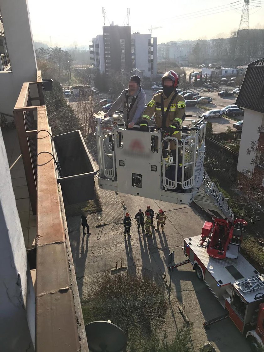 Szokujące sceny w Warszawie. Mężczyzna uciekał przed policją po balkonach