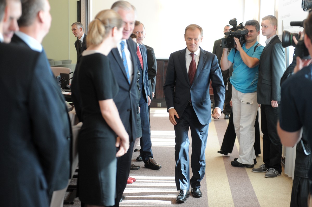 Donald Tusk i ministrowie na posiedzeniu rządu