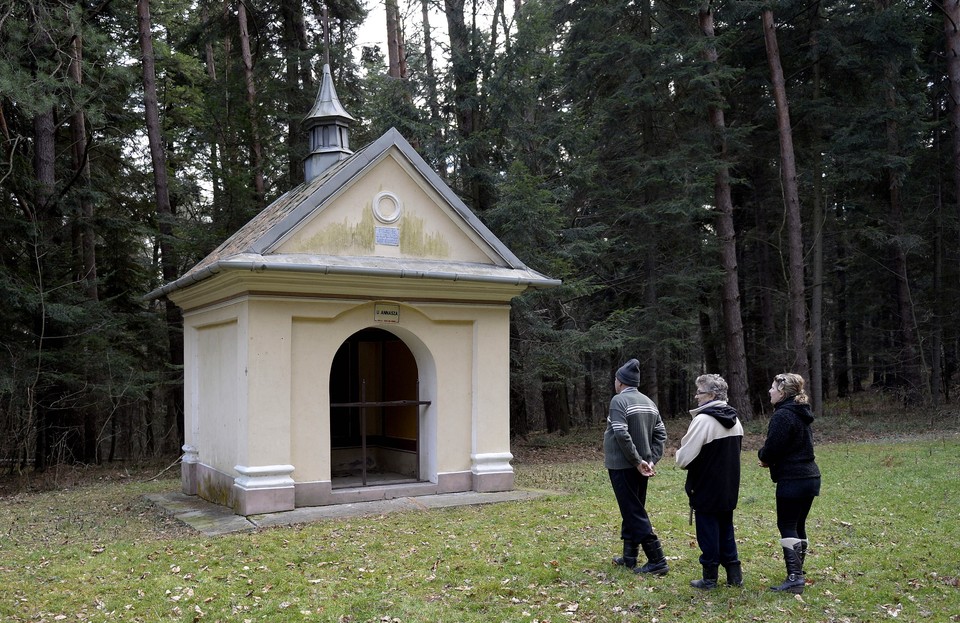 Obrazy przedstawiające Matkę Boską i Jezusa Chrystusa zostały sprofanowane