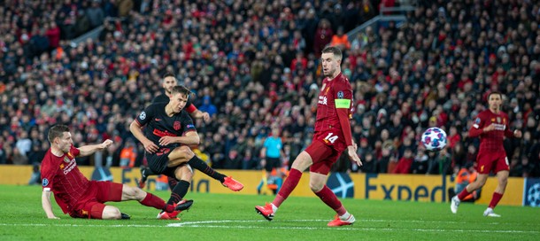 Mecz Liverpool – Atletico Madryt w Lidze Mistrzów UEFA został rozegrany 11 marca w przeddzień wprowadzenia przepisów o izolacji. W Liverpoolu na trybunach spotkało się 50 tys. Anglików i Hiszpanów.