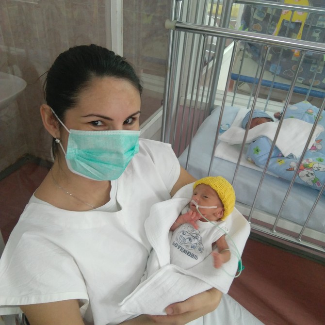 Prvi kontakt Sandre i Iskre desio se na Institutu za neonatologiju