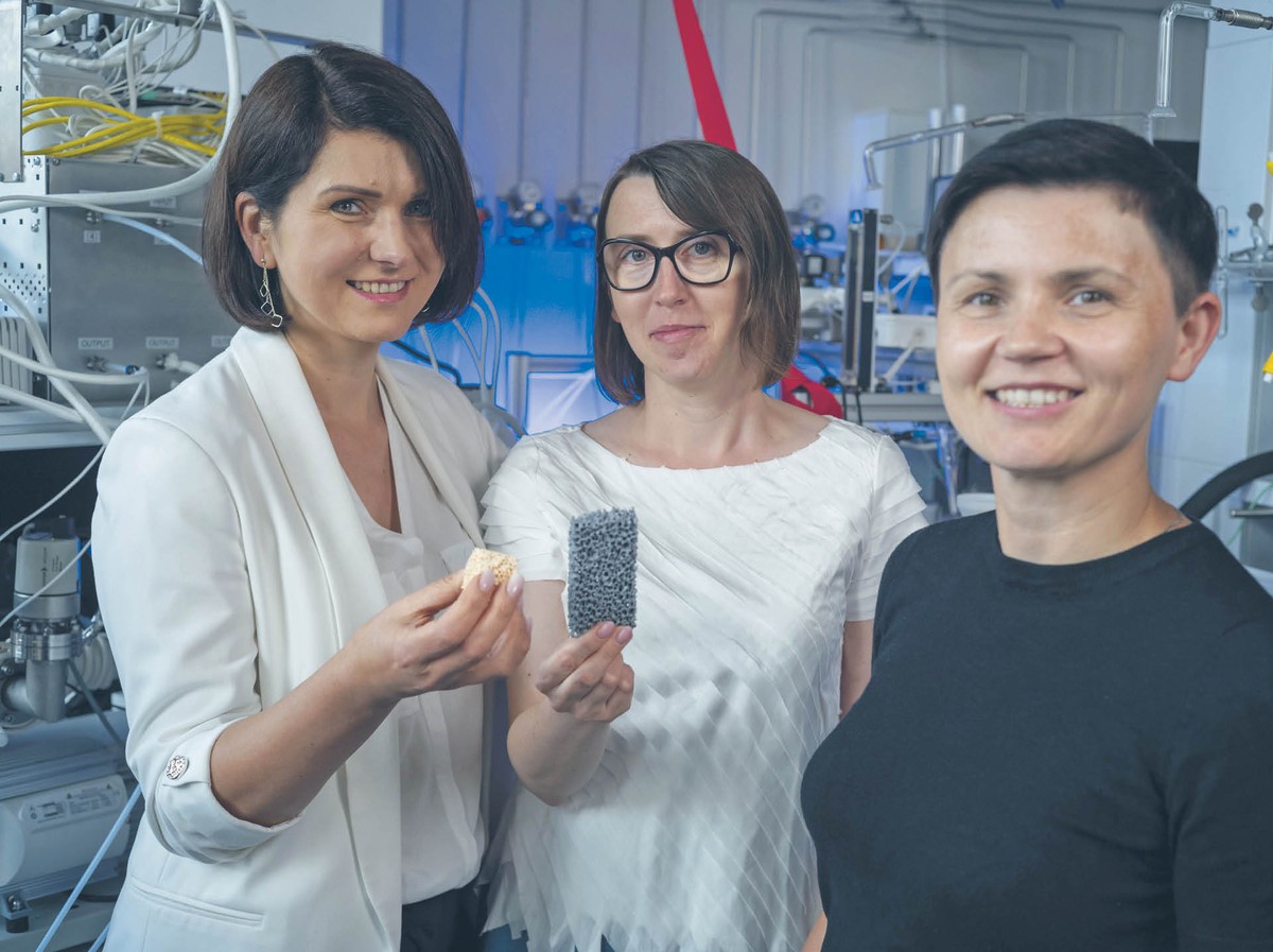 Prof. dr hab. Kinga Góra-Marek, dr inż. Karolina Tarach i dr Gabriela Grzybek z Uniwersytetu Jagiellońskiego
