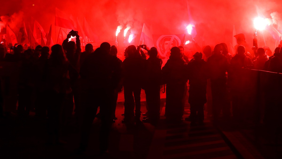 W warszawskim sądzie rejonowym zapadły pierwsze wyroki po zajściach, do jakich doszło na ulicach stolicy 11 listopada podczas "Marszu Niepodległości". Skazane zostały dwie osoby - jedną ukarano grzywną, drugą - ograniczeniem wolności.