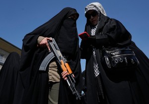 Pripadnica paravojne jedinice Basidž, povezane sa Iranskom revolucionarnom gardom, drži pušku tokom državno organizovanog skupa podrške vrhovnom vođi u Teheranu