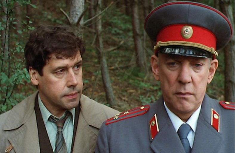 Stephen Rea w roli milicjanta prowadzącego śledztwo w sprawie "potwora z Rostowa" oraz Donald Sutherland jako komendant milicji w Rostowie. Kadr z filmu "Obywatel X" z 1995 r.