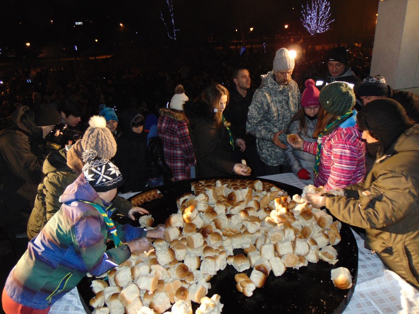 Tri dukata u česnici su dar opštine Medijana