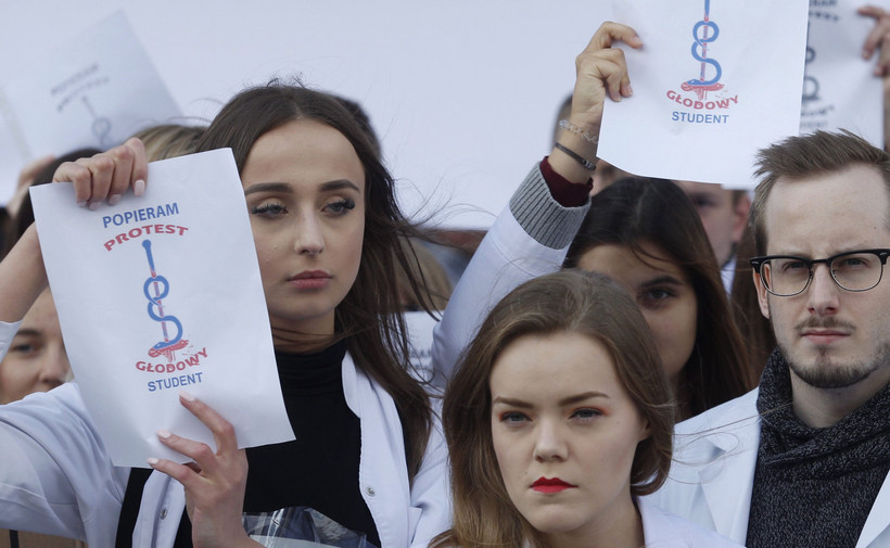 Lekarze rezydenci protestują od 2 października; część z nich prowadzi protest głodowy w Dziecięcym Szpitalu Klinicznym w Warszawie. W sobotę ich przedstawiciele złożyli w kancelarii premiera pismo, w którym przedstawili swoje postulaty.