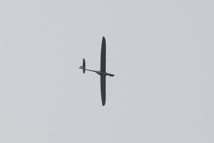 Najczęściej ofiarą złodziei pada węgiel, który jest kradziony z wagonów przez tzw. usypy: złodzieje otwierają węglarki w trakcie jazdy lub po uprzednim zatrzymaniu pociągu (popularną metodą jest umieszczanie na torach przeszkody. <br> Na zdj. Dron w locie