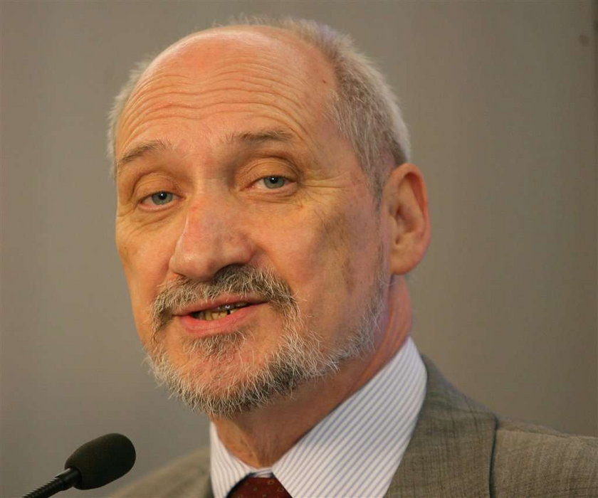 Macierewicz zawiadomił prokuraturę. Boi się zadymy przed krzyżem