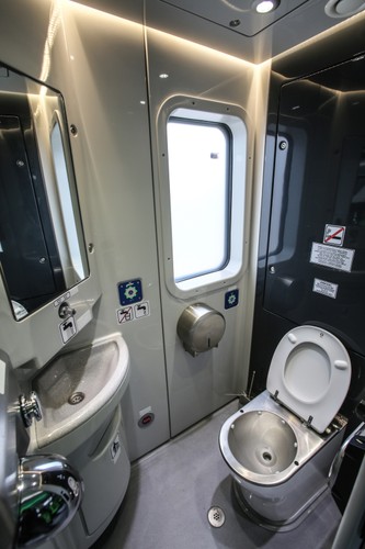 Uroczyste przekazanie pierwszych elektrycznych zespołów trakcyjnych serii 45 WE Impuls odbyło się na Dworcu Wschodnim w Warszawie