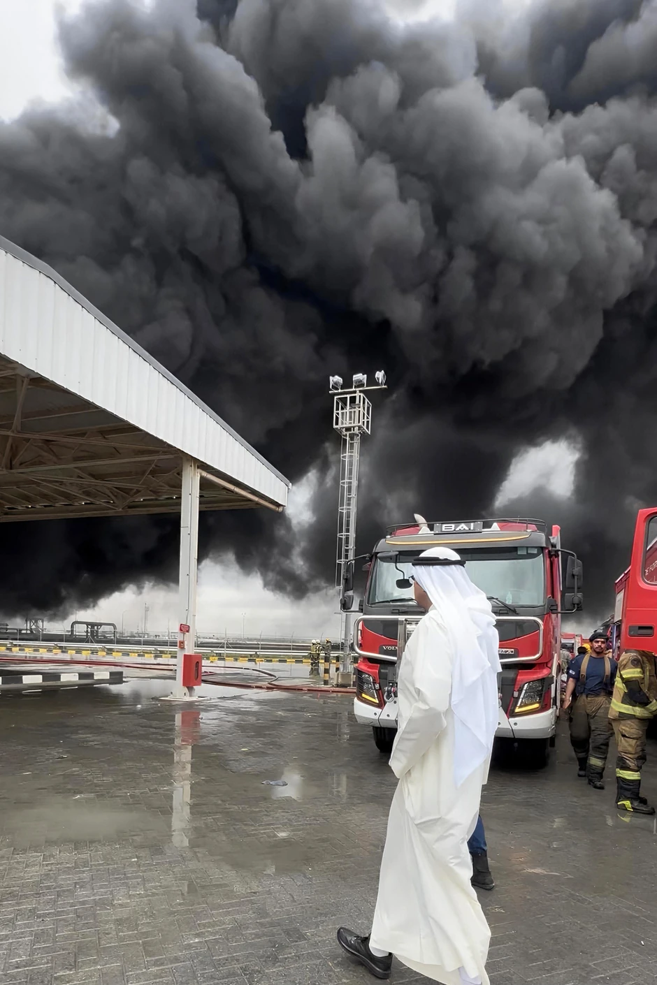 Kuvajtski ministar Abdulah Ali Abdulah el-Sabah na aerodromu u Kuvajtu posle iranskog napada