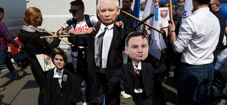 Szydło i Duda jako marionetki Kaczyńskiego, transparenty "Ludzki Pan". Marsz opozycji w stolicy [ZDJĘCIA]
