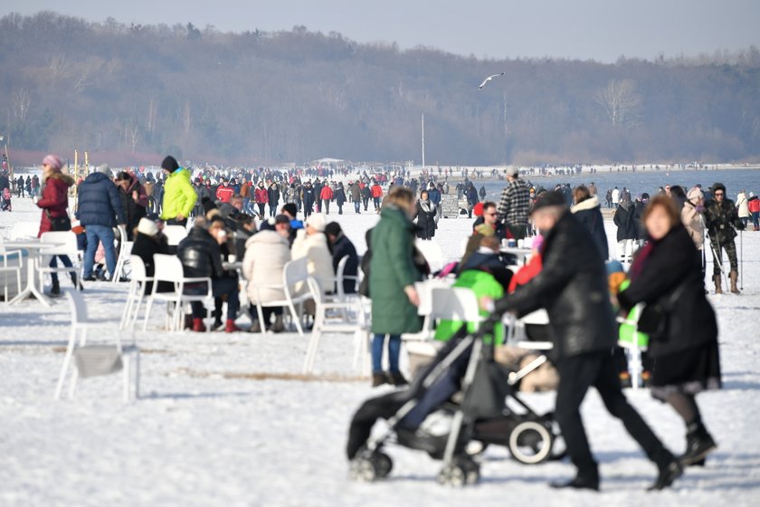 Tłumy turystów nad morzem