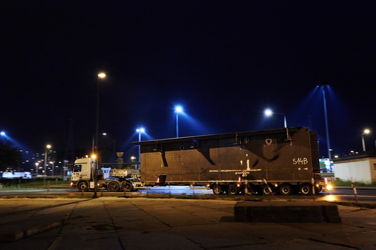 Transport elementów jezdnych mostu Łazienkowskiego . (jkm) PAP/Adam Warżawa