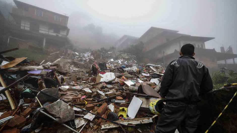Służby szukają ofiar lub rzeczy w gruzach spowodowanych osuwiskiem w Petropolis w Brazylii